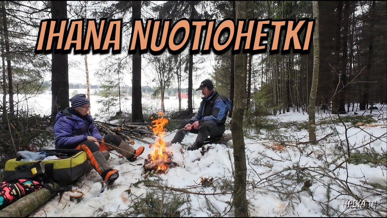 Makkaranpaistoa nuotiolla