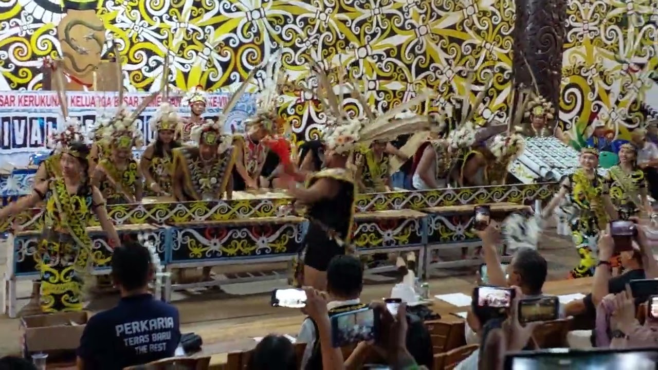 Pertunjukan musik tradisional dayak kenya lepo tepu dari desa teras baru
