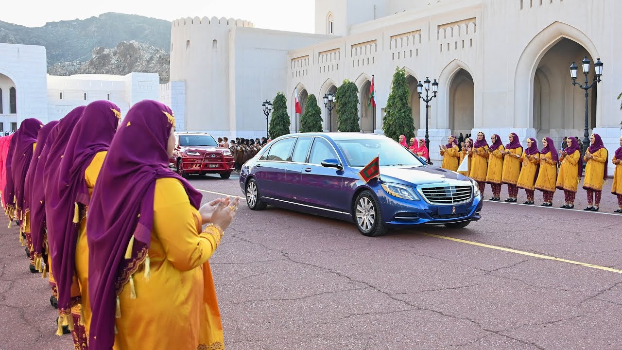 ‏مراسم استقبال جلالة السلطان ⁧هيثم بن طارق لأخيه جلالة الملك حمد بن عيسى ملك مملكة البحرين‬⁩