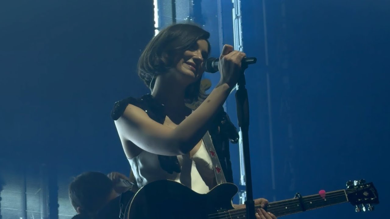 Gracie Abrams singing close to you in madrid n1 tsou tour