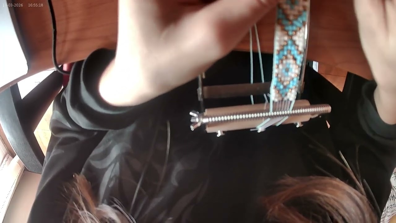 haciendo pulseras de hilo y abalorios