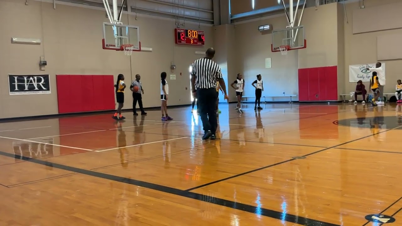 The third quarter of the yellow team vs the white team 