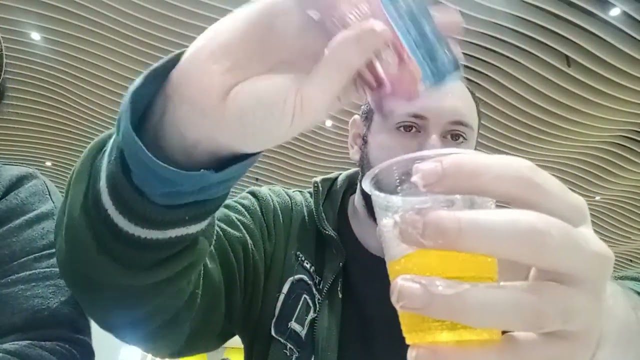 אוכל שלוש המבורגרים ממקדנלס ושותה שתי פחיות אקסל אחת בטעם מנגו אננס ואחת בטעם פירות אדומים