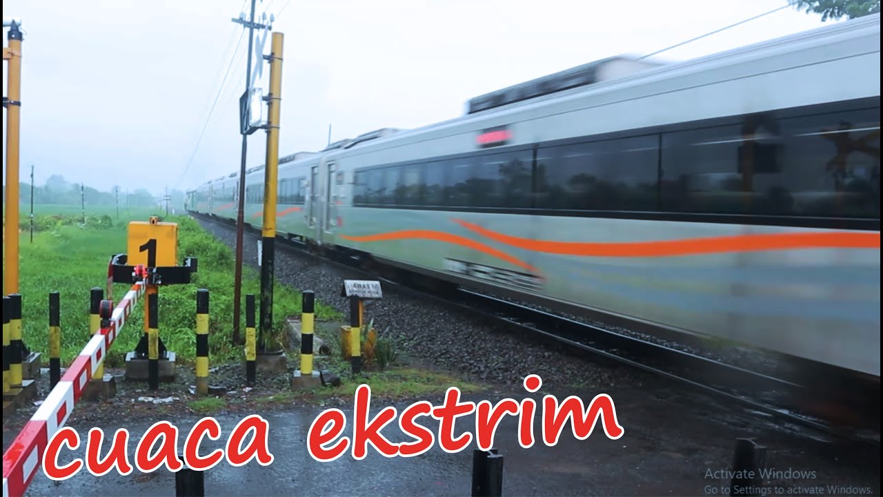 Stop.!! Hati2 ada kereta api pandanwangi blameks di perlintasan