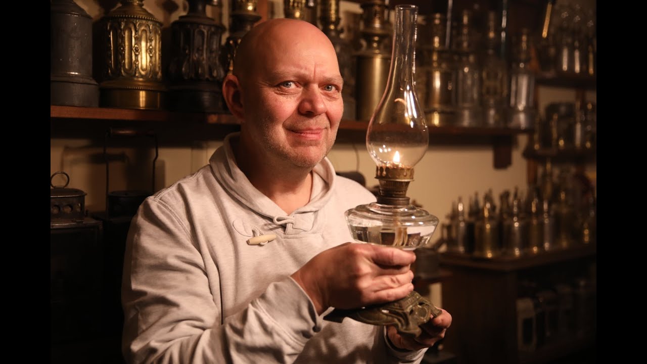 Człowiek, który kolekcjonuje lampy