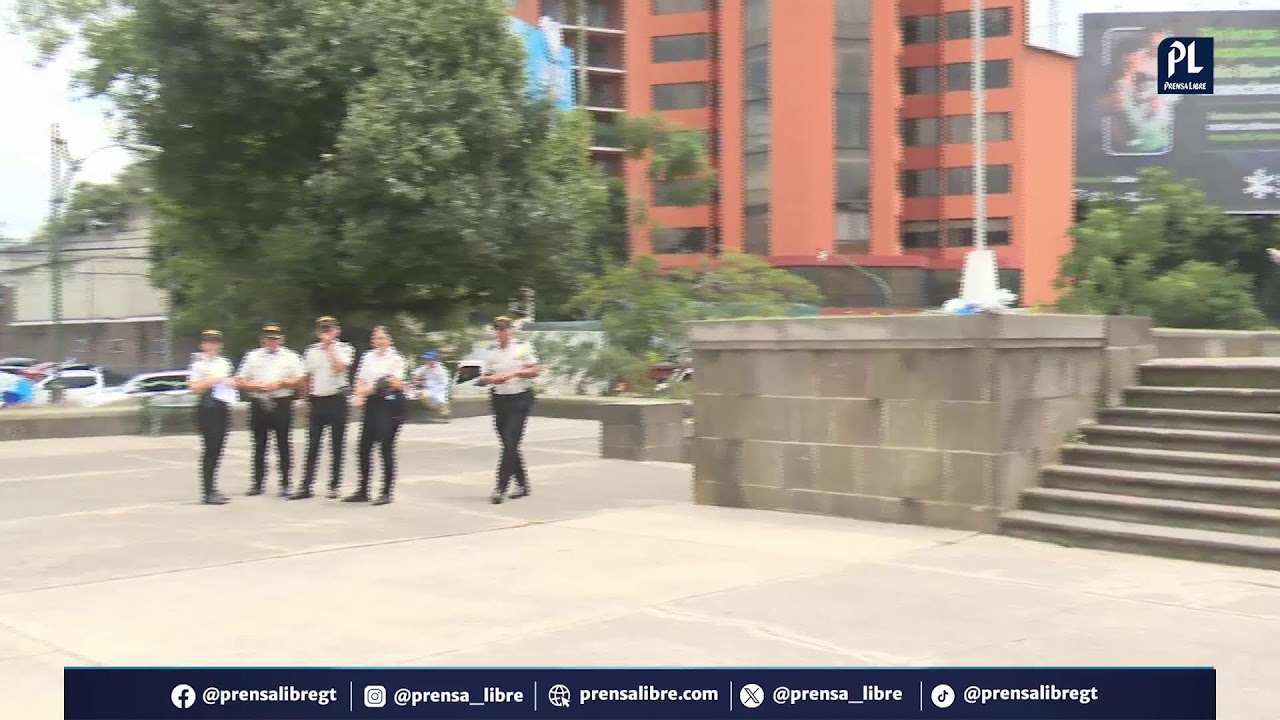 Guatemaltecos asisten a Plaza del Obelisco para encender el fuego de las Antorchas de Independencia