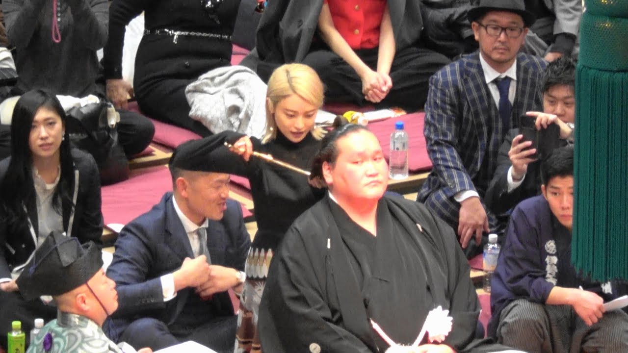 照ノ富士 断髪式、引退相撲 金髪の小島瑠璃子！「え、こじるり？？？？？」「え？ いるの!?」元横綱・照ノ富士の断髪式に登場した“金髪女性タレント”が話題！「どんな関係なんだろ」「仲良いんや」