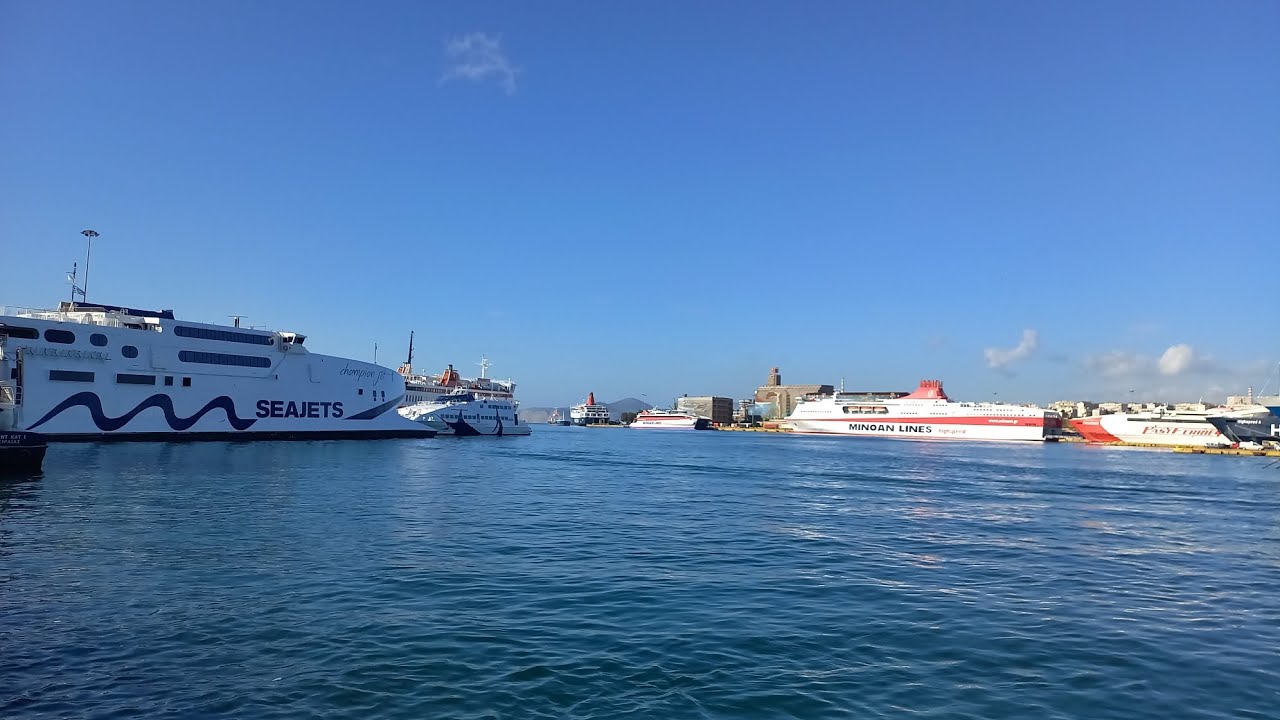 &Icirc;n portul Pireu. Căutăm un feribot sau o barcă să mergem spre o insulă