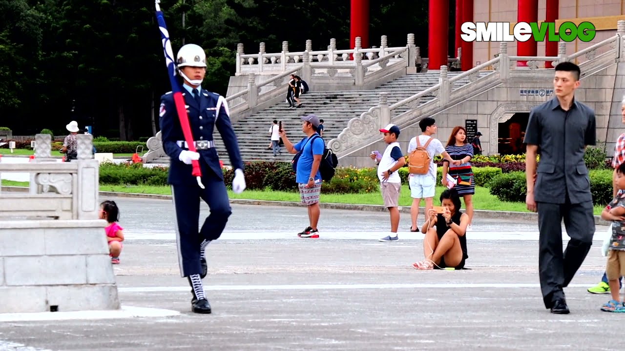 溫暖的三軍儀隊禮兵們的中正紀念堂降旗典禮 - 粉粉們有彩蛋【玲玲微電影 SmileVlog】
