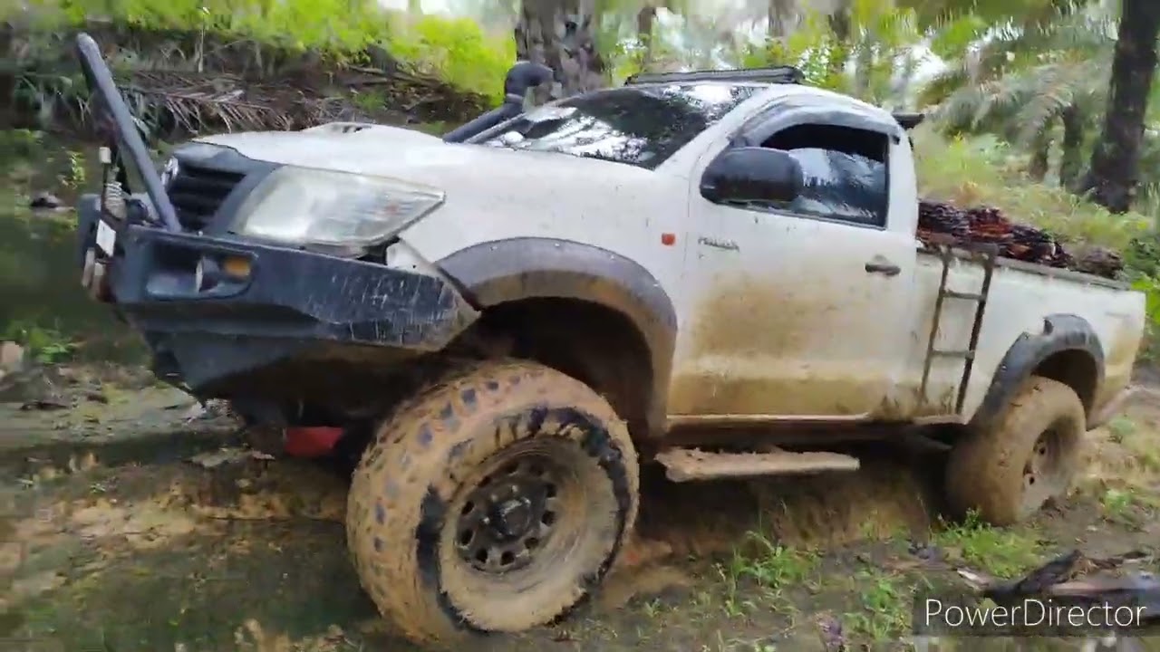 turbo hilux kun26 buat hal lagi||check enjin menyala.🛻🛻offroad ladang sawit
