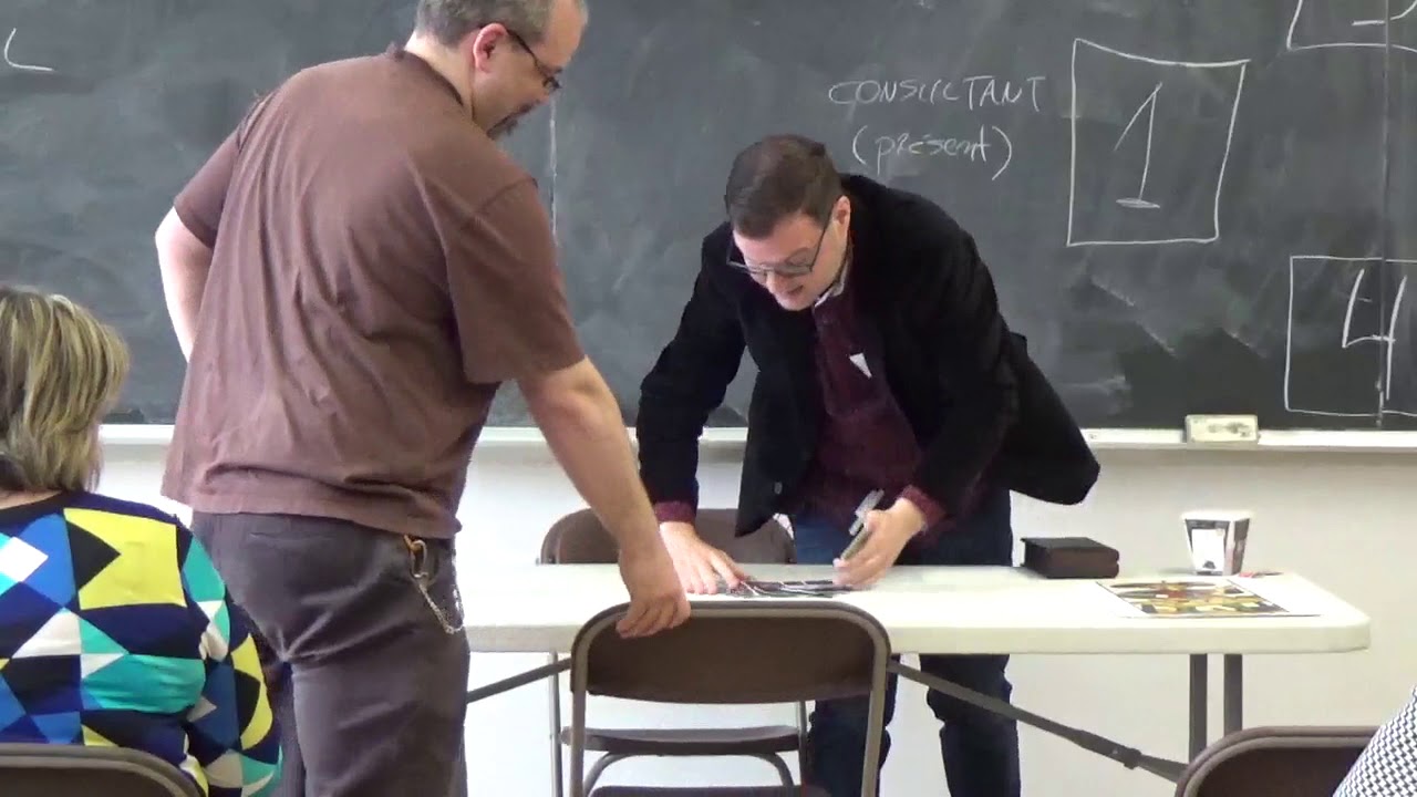 Choisi au hasard, cet homme reçoit un tirage de tarot devant public !