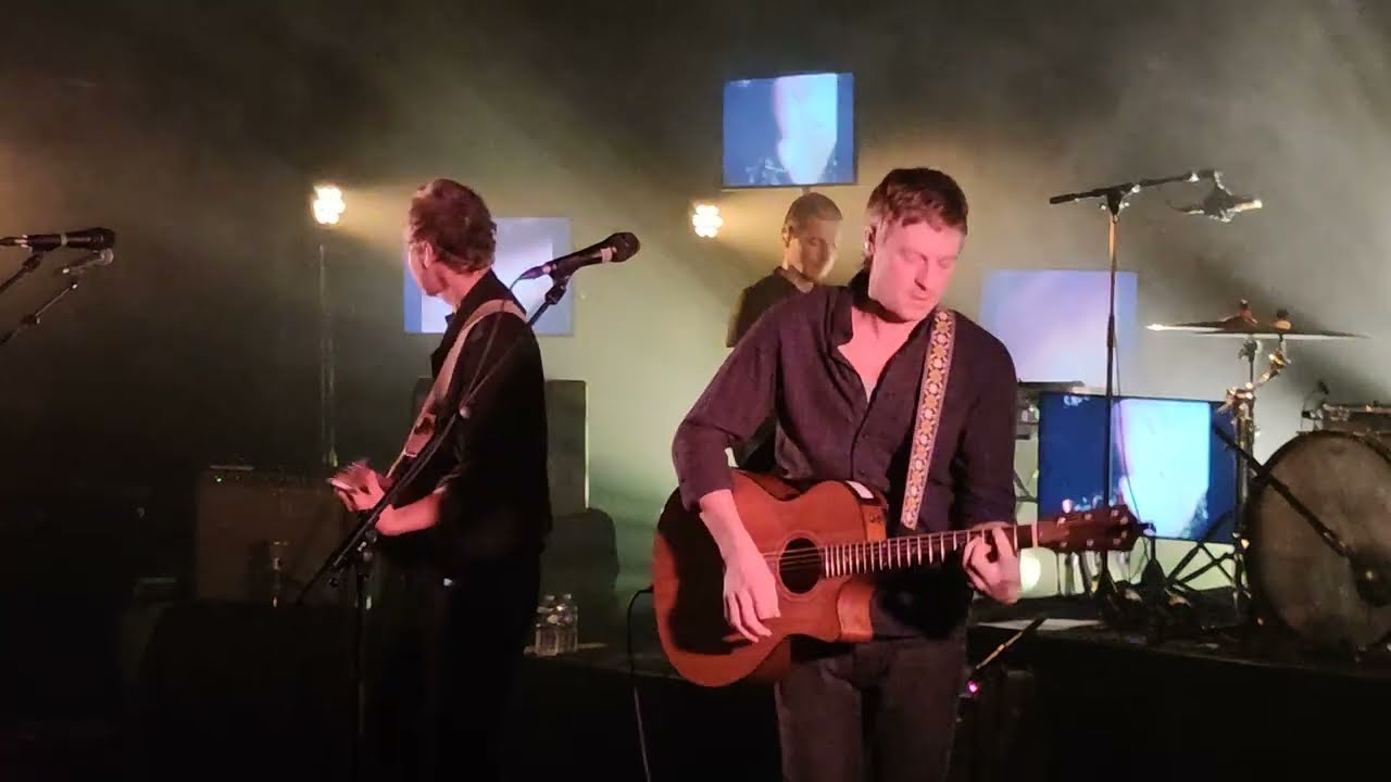 Girls in Hawaii live at La Cigale Paris 13 décembre 2023 Full Show