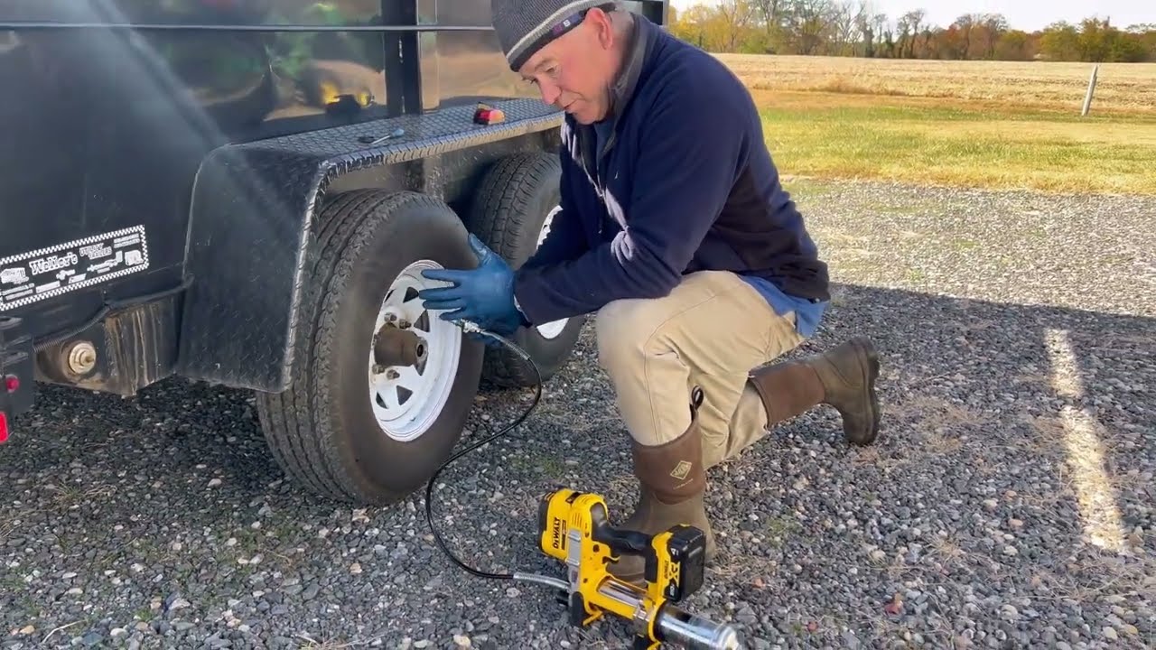 Аккумуляторный шприц для смазки Dewalt: как он работает?