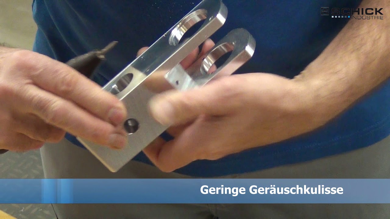 Entgraten von Frästeilen mit elektrischen Handstücken.