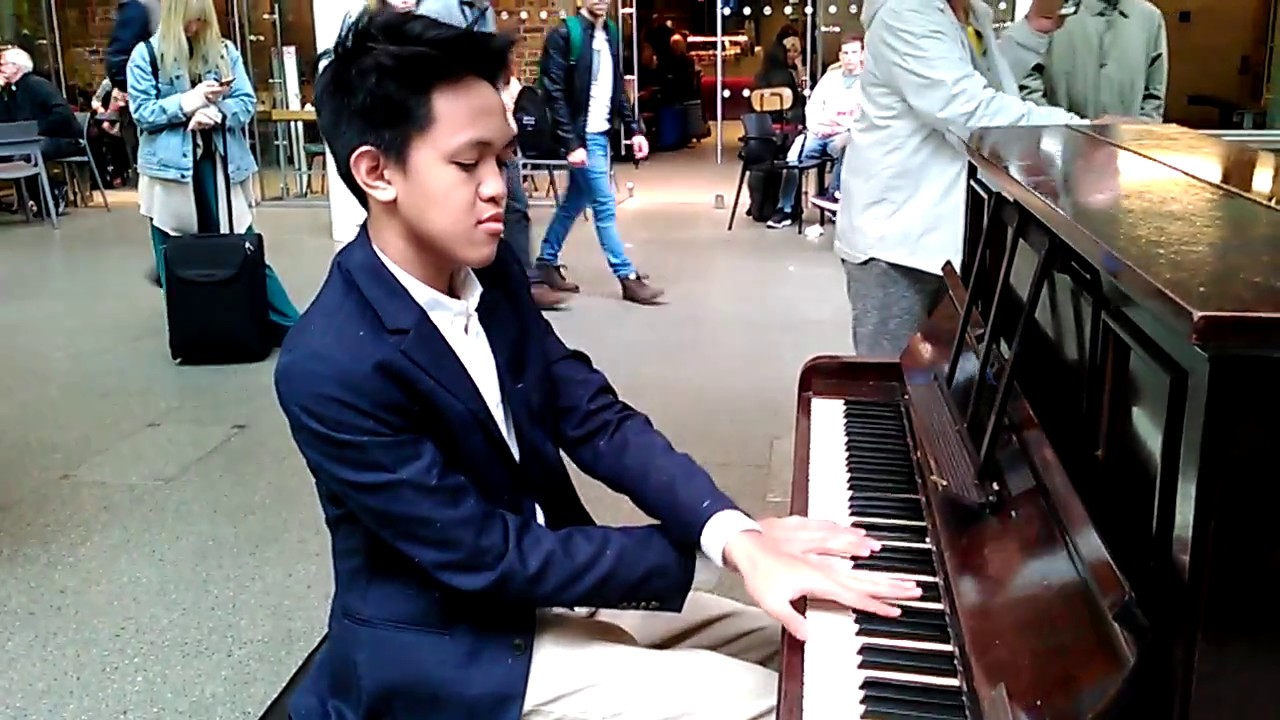 Michael perform Franz Liszt's Liebestraume at St. Pancras Station London