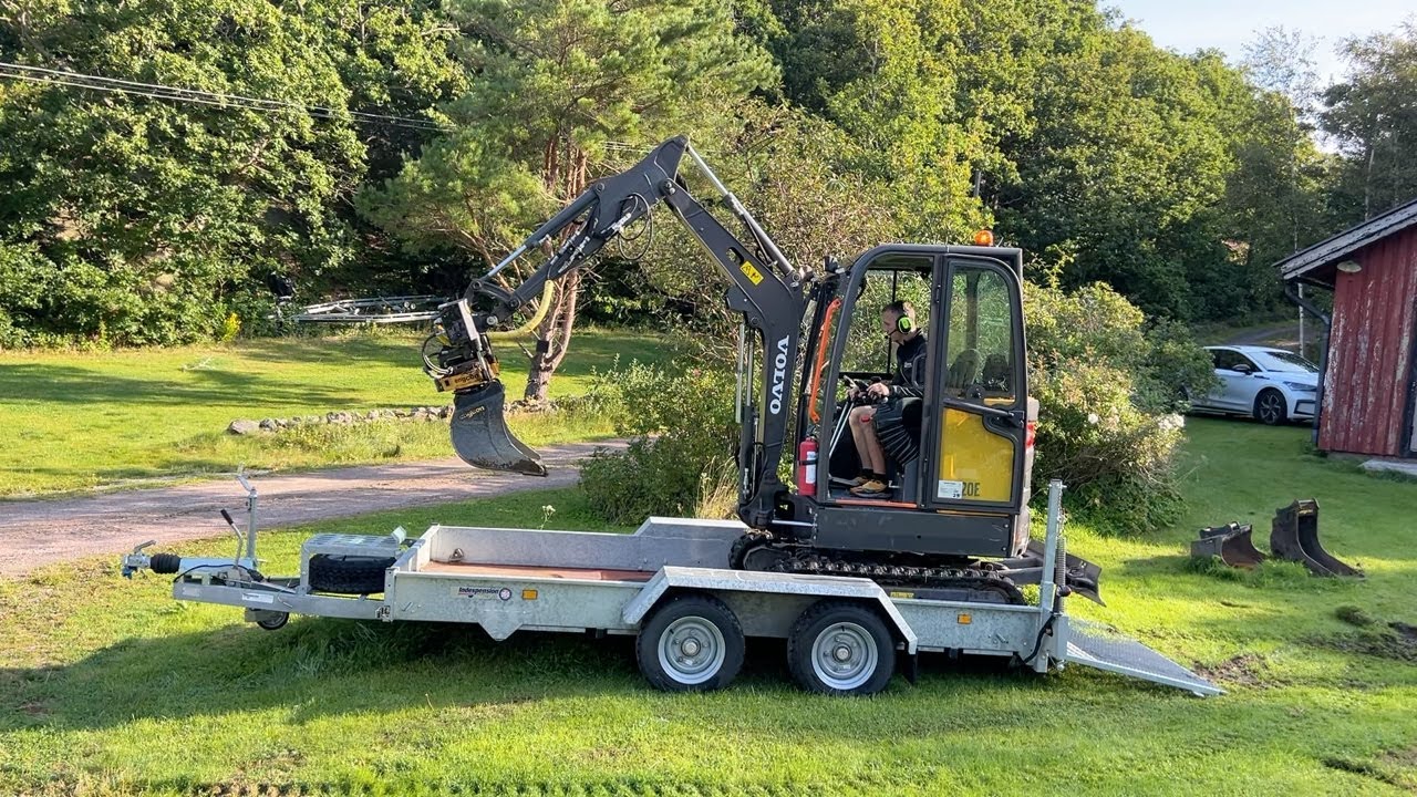Köp Grävmaskin Volvo EC20E på trailer med rotator & 3 skopor på Klaravik