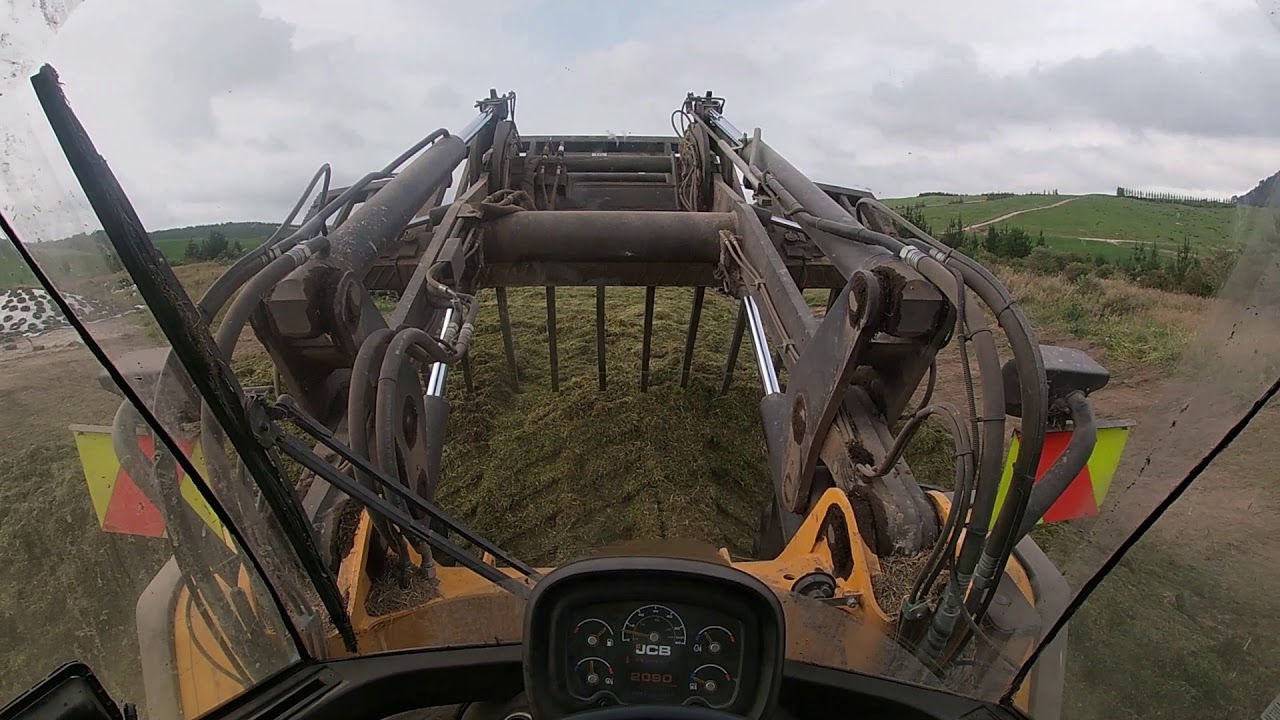 stacking silage jcb 435