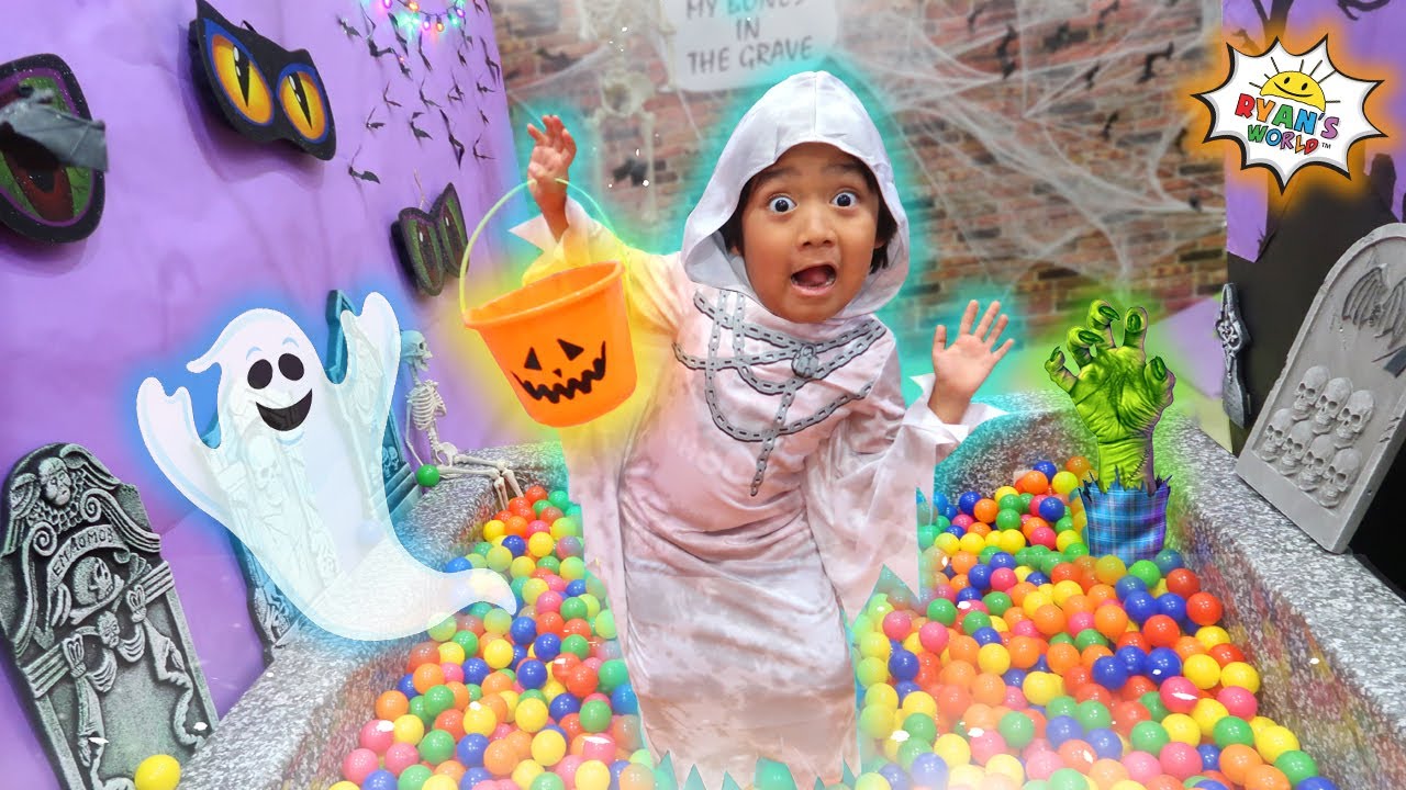 Ryan's Halloween Trick or Treat in the Haunted House Box Fort!