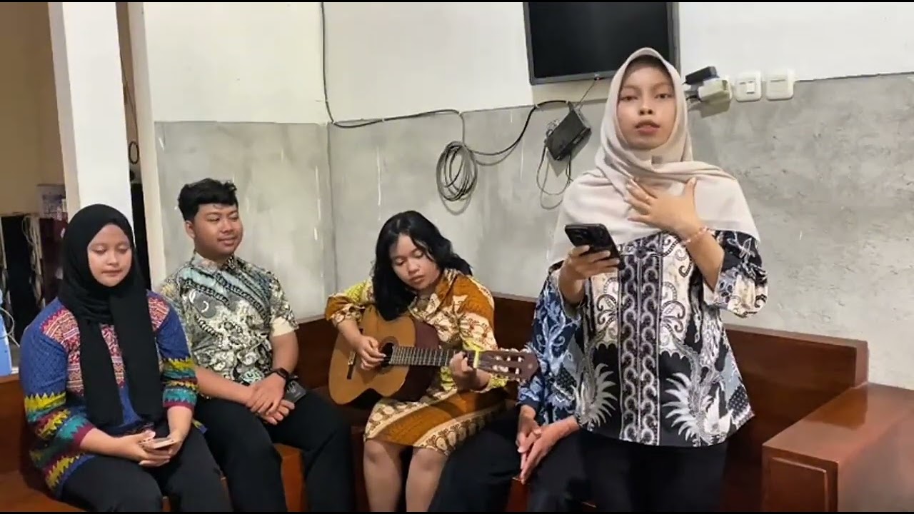 MUSIKALISASI PUISI ||  _ hujan yang datang diam diam. || song: sampai jadi debu by: banda neira. 