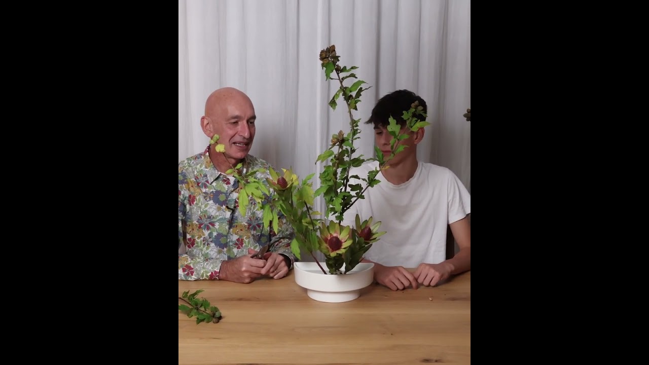 Maestro e allievo in una lezione di Ikebana