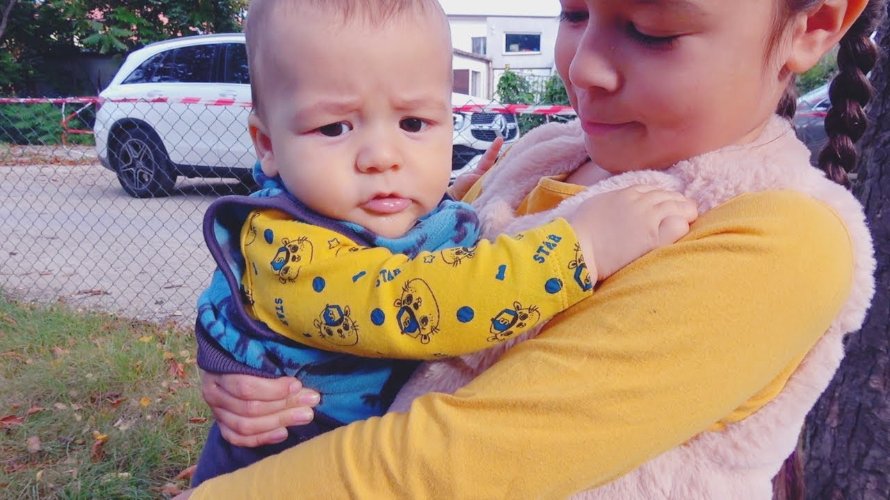 REAKCJA Maluszka na POWRÓT Mai z Przedszkola! Aisha z Gitarą - Yoto MAMA Vlog