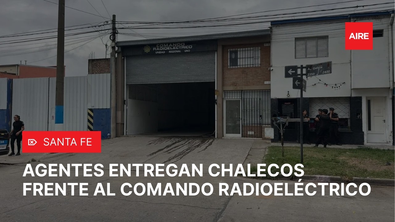 Policías entregan chalecos y se manifiestan frente al Comando Radioeléctrico en Santa Fe 🔴