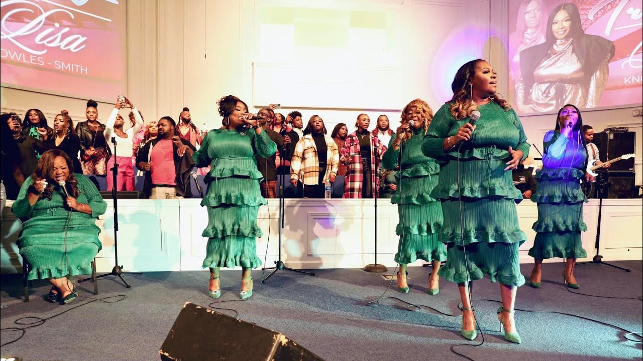 Lisa Knowles-Smith & The Brown Singers singing 