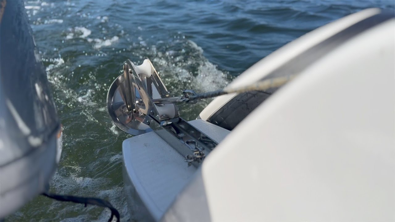 Sleipner Midi windlass: Easy anchoring for boats up to 25ft. Aft-mounted free-fall windlass.