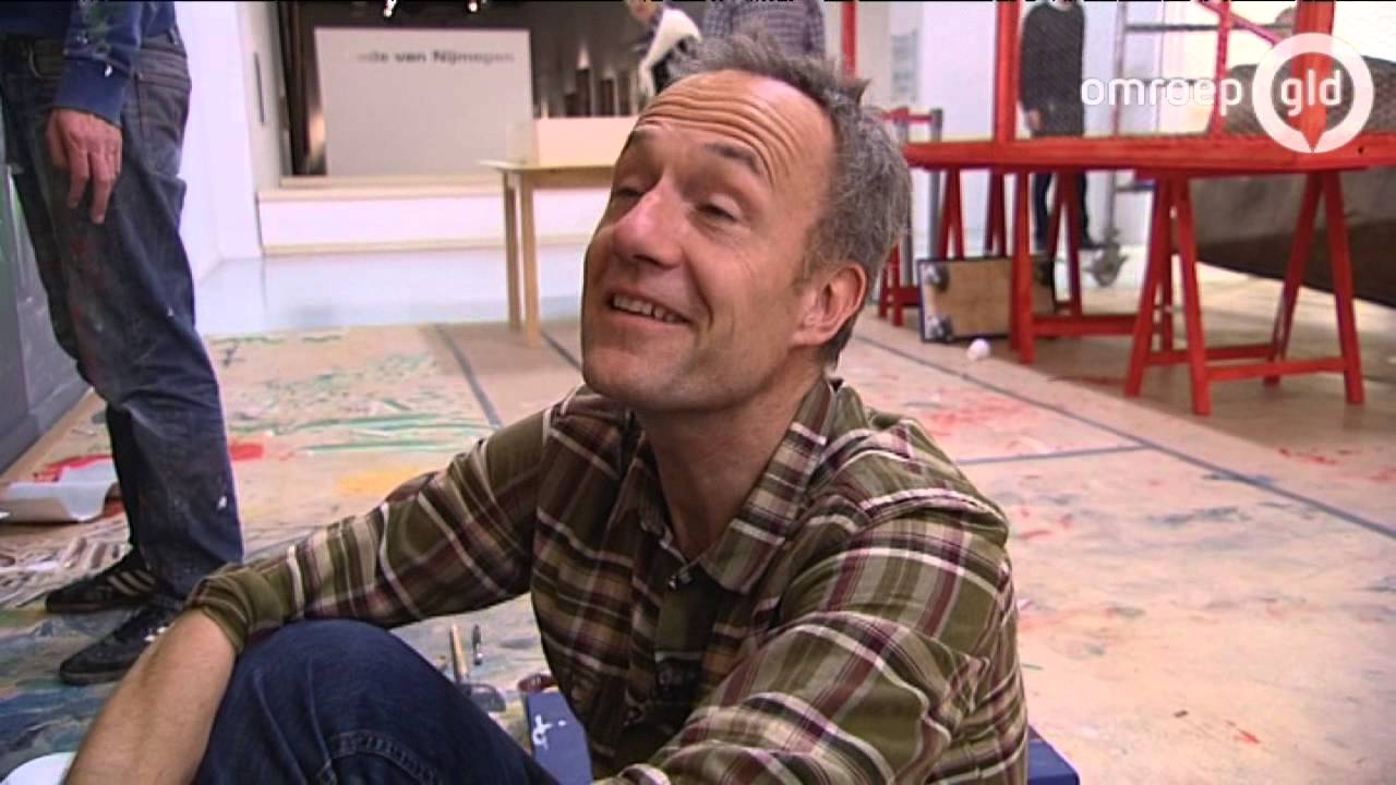 Schilder live aan het werk in museum Valkhof