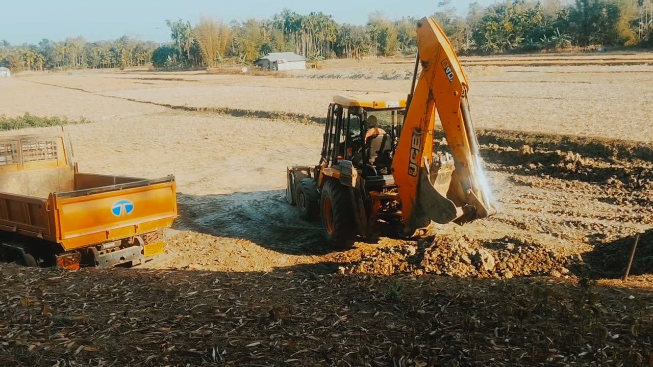 JCB 4DX machine cutting and loading