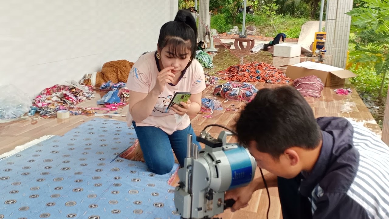 Chỉ vài giờ cố gắng, anh đã trải vải biên chính và cầm máy cắt luôn