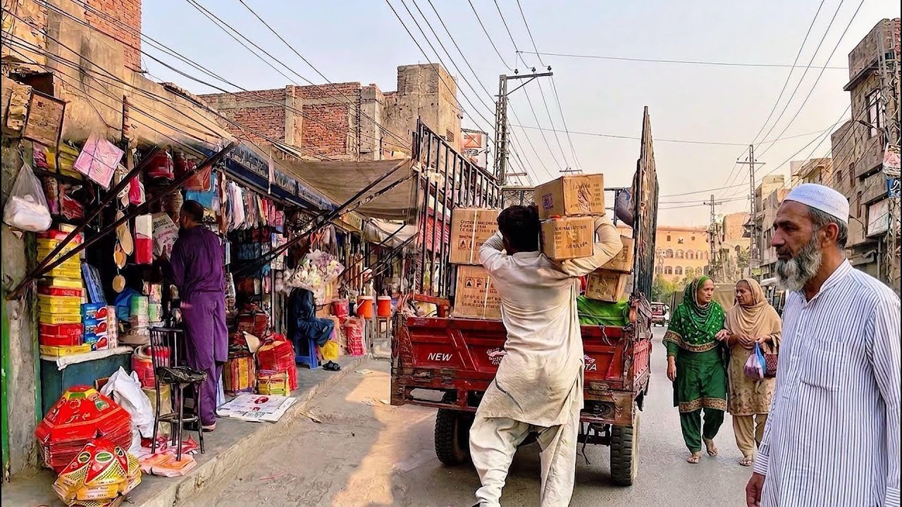 Daily Life in the Streets of Old Lahore 🇵🇰 | Walking Through Lahore's Historic Heart.