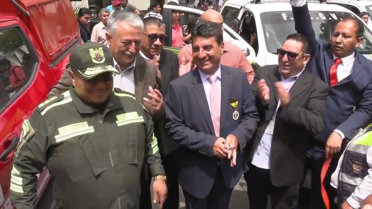 Alcalde de Tarija entrega 10 camionetas, dos motocicletas y equipamiento para la Policía