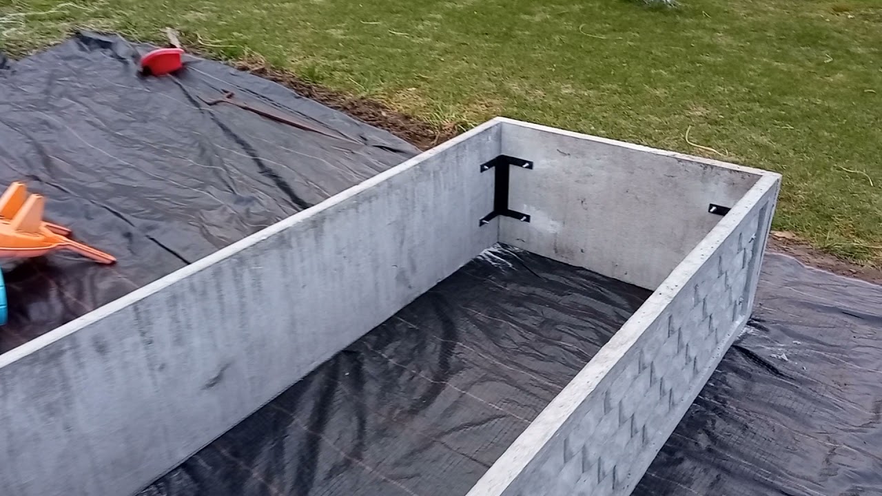 Betonowe warzywniaki, grządki podwyższane z paneli ogrodzeniowych.