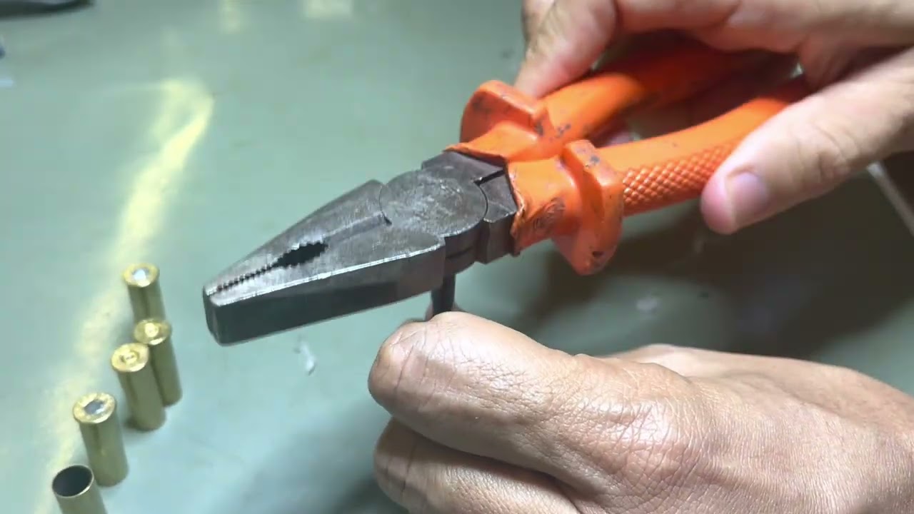 Fazendo munição de manejo para tiro a seco em revolver