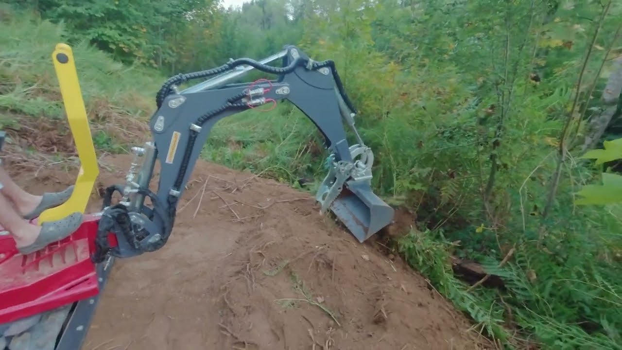 TRAVAUX DE TERRASSEMENT DU CHEMIN D' ACCES À LA BAMBOUSERAIE 3/4