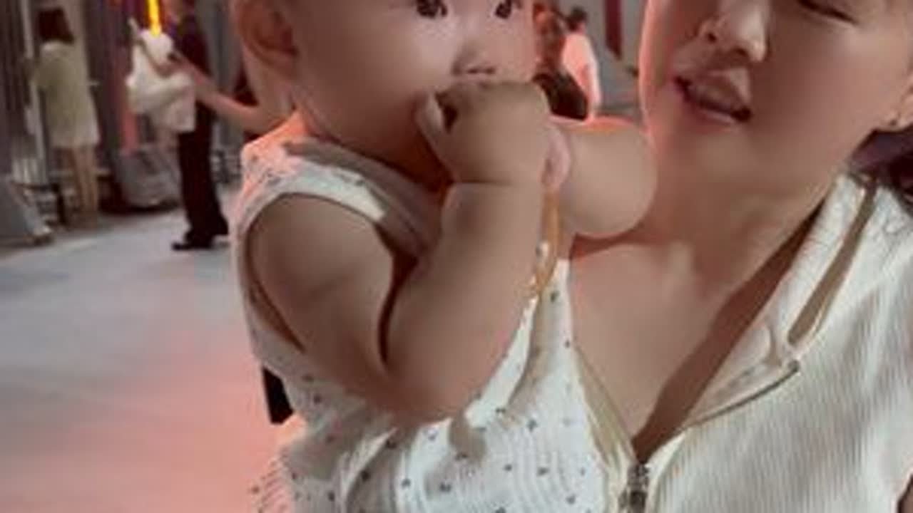 18岁大哥哥上学第一天，打电话说想妹妹了，晚上10点多带着瑶瑶去看大哥哥去了……#家庭日常 #宝妈 #农村生活