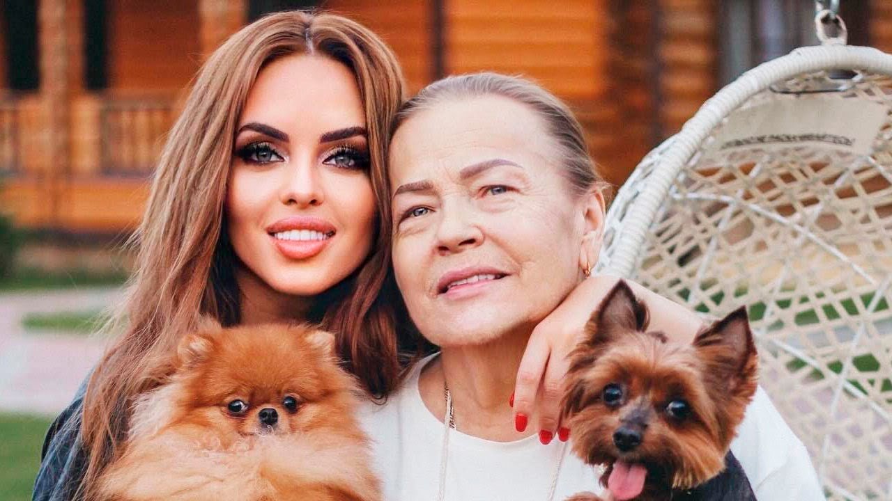 Юлия Ефременкова показала свою мамочку в  годовщину ее смерти