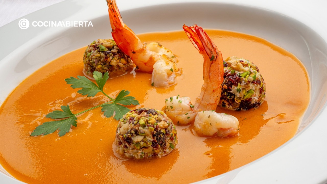 Crema de langostinos elegante con bolas de queso crujientes🍤 | Receta de Joseba Arguiñano