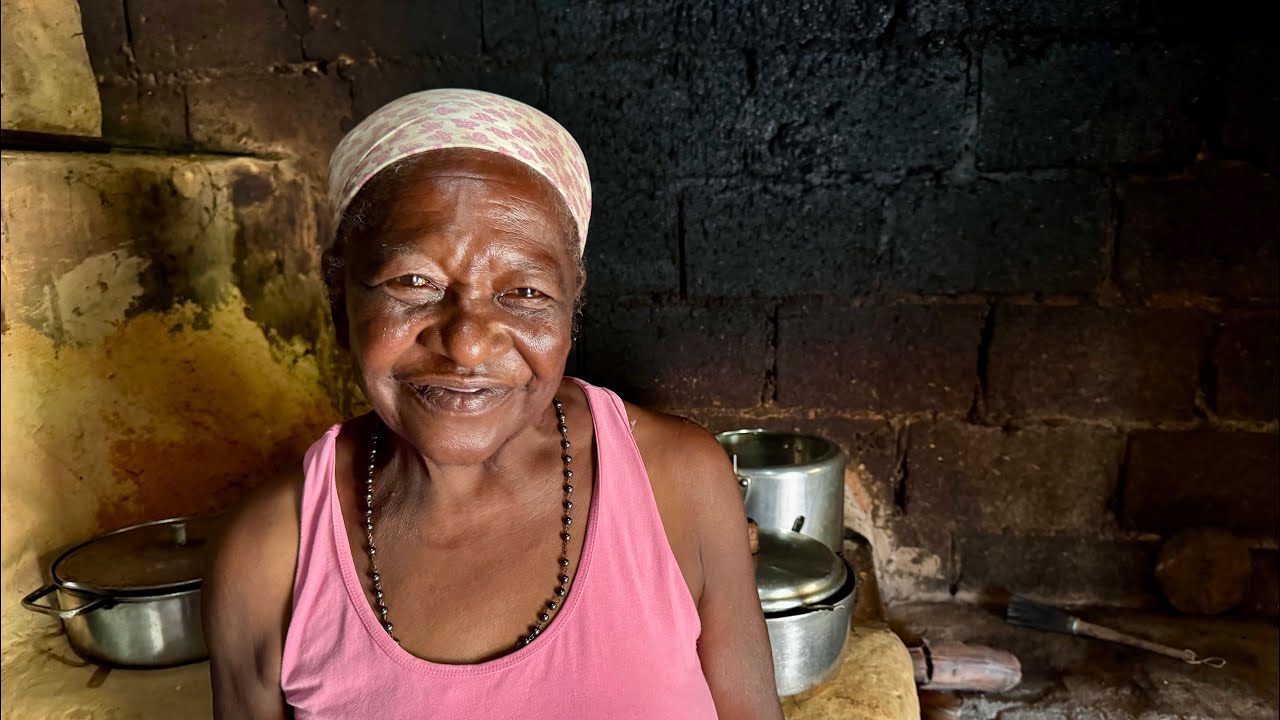 MESMO COM UMA VIDA SOFRIDA, DONA CEBOLA NÃO PAROU: AOS 83 ANOS AINDA FAZ O TRABALHO PESADO DA ROÇA!