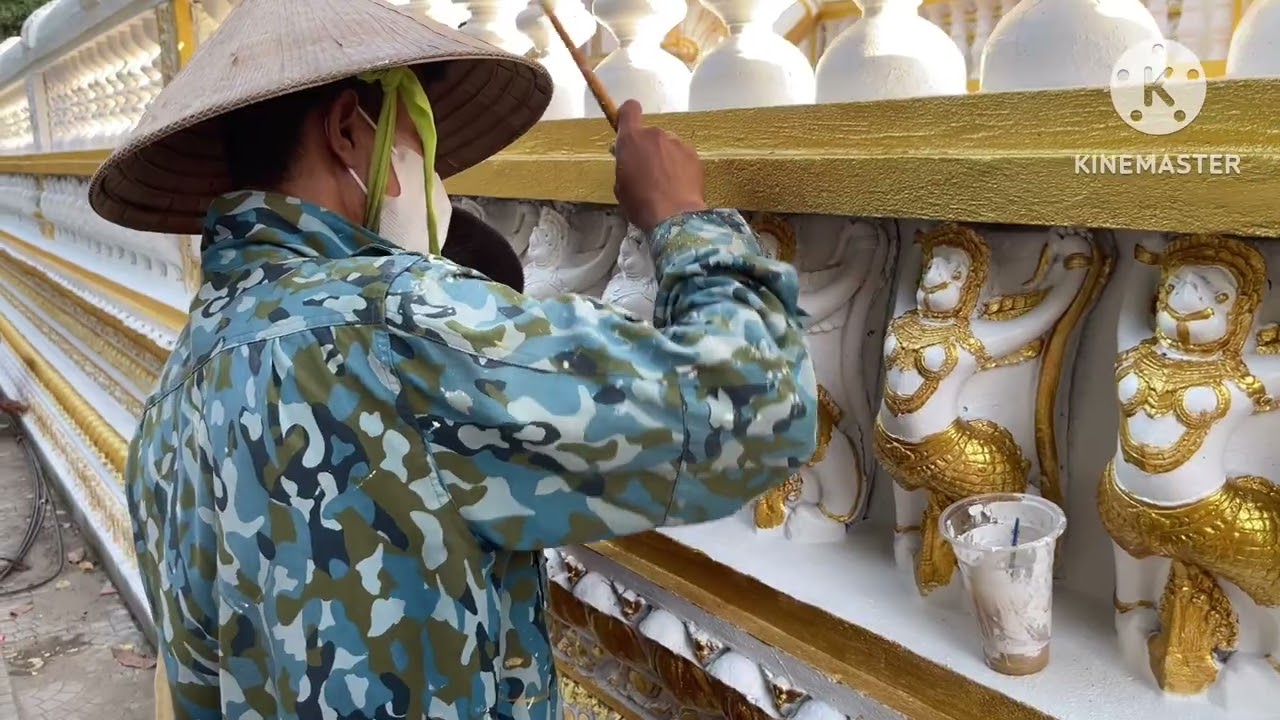 ជិតសីមាហើយនៅការងារច្រើនណាស់។ Gần tới sima rồi còn nhiều công việc lắm. 