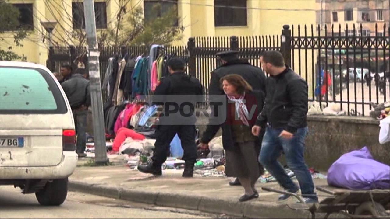 Report TV - Lezhë, vendvarrimi i Skënderbeut vishet me rroba të përdorura