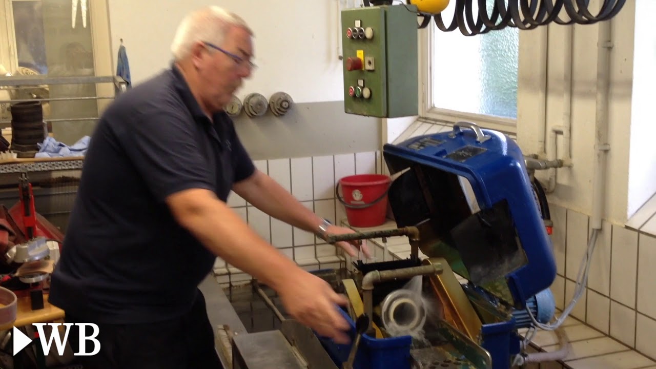 Rolf Kuhle ist als Gerätewart der Kreisfeuerwehr Herford Herr über 3500 Löschschläuche