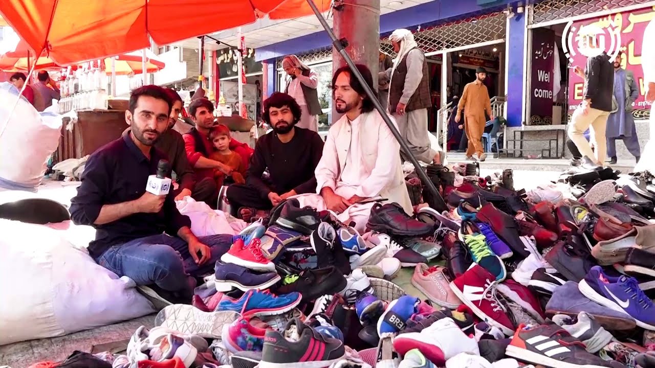 Second hand shoes sellers in Deh Afghanan / فروشنده بوت های لیلامی در پیاده رو ده افغانان