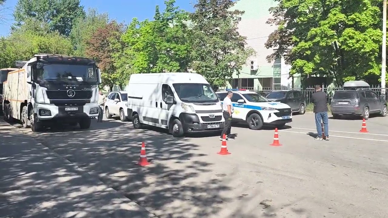 Ограничили движение и кошмарят водителей из-за приезда чиновника в монастырь.