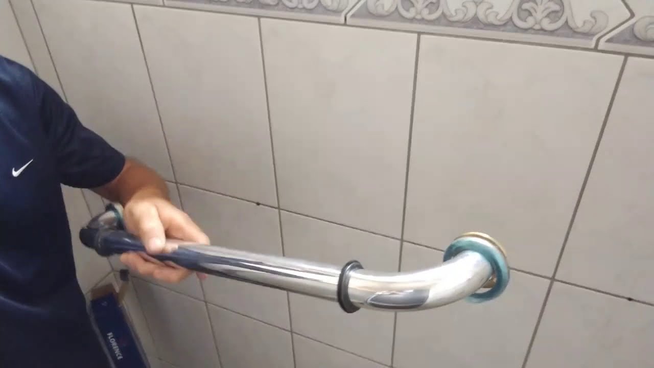 instalação de barra de apoio em banheiro