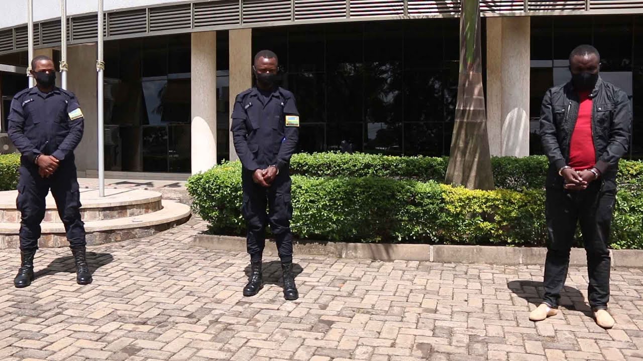 Abapolisi babiri  bakekwaho ubufatanyacyaha mu kwaka ruswa beretswe Itangangazamakuru