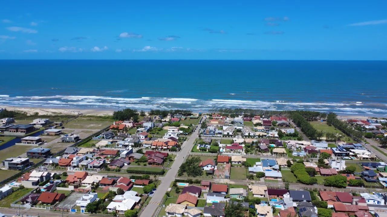 Xangrilá em alta definição  voo de Drone pela beira mar 