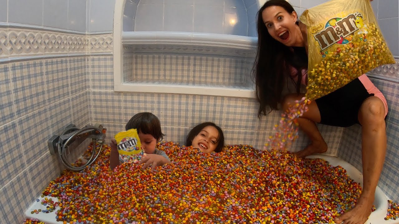 Llenamos mi bañera de M&M Chocolate