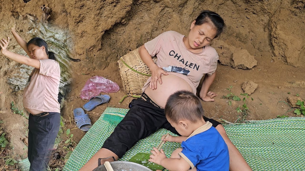 Picking Banana Leaves to Exchange for Rice, Her Stomach Suddenly Hurt